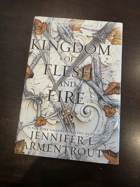 Jennifer L. Armentrout - A Kingdom of Flesh and Fire Hardcover Book #2